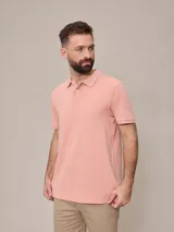 Remera polo color salmón de piqué teñido, 100% algodón.