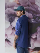 Camisa azul marino de lino y algodón, de manga larga con cuello clásico y bolsillo en el pecho.