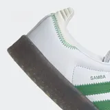 Championes Adidas Sambae blancos con detalles en verde, cordones verdes y suela de goma marrón traslúcida.