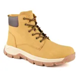 Bota de caña media color ocre, con cordones marrones, cuello acolchado marrón y suela de goma con dibujo.