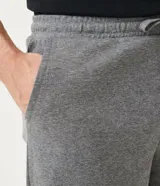 Bermuda de algodón piquet gris con cintura elástica y cordón de ajuste.