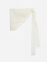 Falda de encaje color blanco con terminación en puntilla.