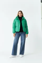 Campera puffer verde de nylon con cuello alto, cierre frontal con botones y bolsillos laterales con cierre.