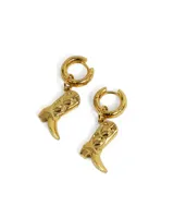 Par de aros dorados con forma de bota de cowboy colgando de un aro pequeño.