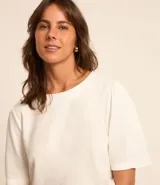 Blusa color amarillo claro, confeccionada en viscolino, con cuello redondo y mangas cortas abullonadas.
