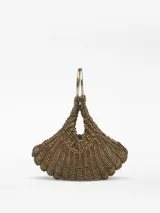 Bolso de mano tipo cóctel con diseño en forma de abanico, confeccionado con abalorios y pedrería tejidos en tricot de color gris metálico. Presenta un compartimento principal con cierre de cremallera y magnético, y un asa de mano metálica circular con logo grabado.