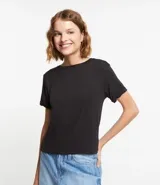 Blusa femenina básica de viscosa color negro, con cuello redondo y manga corta con detalle plegado.