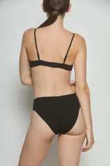 Bombacha vedetina clásica de algodón color beige, con cintura alta y corte clásico.