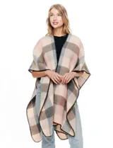 Ruana de tejido soft, color rosa pálido, celeste, gris y beige, con diseño a cuadros. Presenta terminación en zig zag con lana en los bordes y sisa amplia.