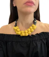 Collar corto con cuentas de resina en colores amarillo y negro, con cierre de mosquetón ajustable.