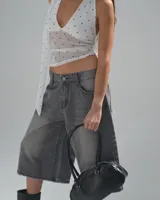 Bermuda de jean gris oscuro, corte ancho y largo a la rodilla.