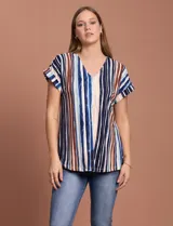 Blusa de seda fría a rayas verticales en tonos azul, marrón, blanco y celeste. Tiene escote en V y cierre frontal parcial con botones.