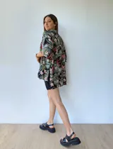Sandalias negras de cuero con plataforma track y tira trasera con hebilla.