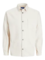Sobrecamisa de jean color crudo, de corte holgado, manga larga y cierre con botones.