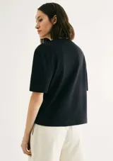 Remera marrón de manga corta con cuello redondo.