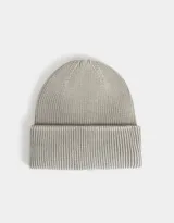 Gorro de lana tejido en punto canalé color gris claro con efecto desgastado.