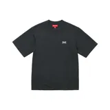 Camiseta negra de algodón con logo de Supreme bordado en el pecho.