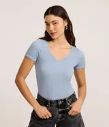 Body celeste de poliamida seamless con textura acanalada, cuello en V, mangas cortas y cierre en la entrepierna.