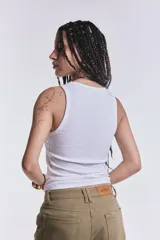 Musculosa blanca de morley con cuello redondo y sisas amplias.