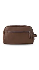 Neceser unisex marrón de símil cuero, con doble compartimento superior y bolsillo frontal con cierre. Asa lateral para fácil transporte.