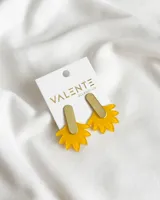 Par de caravanas con base dorada y colgante de acrílico amarillo con forma de flor.
