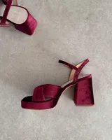 Sandalia de cuero vacuno color borgoña, con plataforma y taco cuadrado de 9.5 cm.