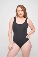 Malla enteriza estampada con flores, escote redondo y espalda cavada.