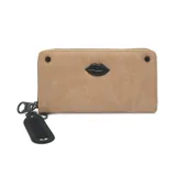 Billetera rectangular color beige con cierre de cremallera, aplique de labios negros y llavero colgante con el nombre de la marca.