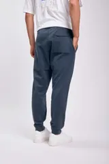 Pantalón deportivo jogger color verde petróleo, con cintura elástica ajustable con cordón.