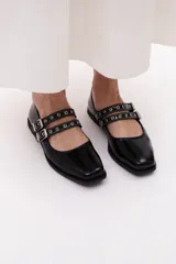 Ballerinas Mary Jane color cereza charol con punta cuadrada, doble tira con hebilla y ojalillos metálicos.