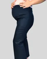 Pantalón de jean azul oscuro para embarazo, con corte recto y faja elastizada adaptable al crecimiento de la panza.