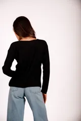 Blusa de morley elastizado color beige, de calce ajustado y mangas largas.