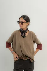 Sweater combinado escote en Ve 100% lambswool italiano. Tiene un fit holgado acentuado por los tajos laterales y mangas al codo.