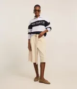 Saco de algodón con forro fleece, cuello polo, cierre por botones, mangas largas, estampa rayada con lettering "New York City".