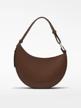 Bolso de hombro marrón con textura granulada, forma de media luna y asa corta regulable.