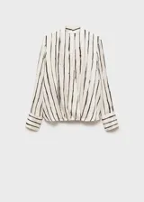 Blusa de poliéster color blanco con estampado de rayas verticales negras, escote cruzado en V y mangas largas con puños abotonados.