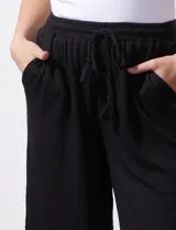 Pantalón wide leg color beige, marca Ninety. Con pretina ancha elastizada y lazo de ajuste.