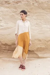 Vestido túnica midi color beige y mostaza, con cuello mao y mangas 3/4.