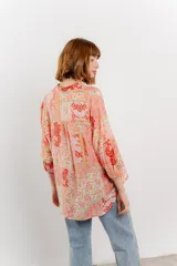 Blusa estampada con cuello mao, abertura frontal y mangas 3/4.