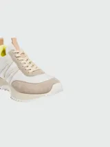 Zapatillas urbanas Moncler modelo Pacey, color blanco y beige, con detalles en amarillo y suela dentada. Presentan el logo de la marca en el lateral.