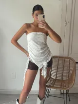 Short de tiro bajo color marrón con encaje floral.