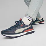 Championes Puma R78 Trek de hombre, color negro con detalles en blanco y azul.