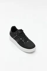Zapatillas blancas de símil cuero con recortes en gamuza y detalles metalizados plateados. Plataforma de 4,5cm de alto.