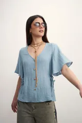 Camisa blanca de mangas cortas con botones.