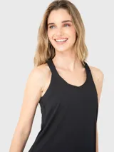 Musculosa deportiva negra de calce regular, con cuello redondo y sisas amplias.