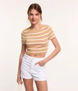 Blusa cropped de viscosa con rayas horizontales color beige y blanco, cuello redondo y mangas cortas.