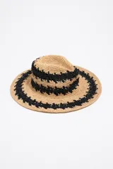 Sombrero de raffia color beige con detalles de diseño zigzag en negro.