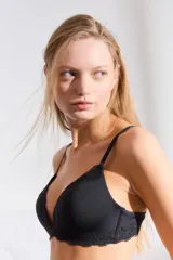 Conjunto de lencería de dos piezas color gris oscuro, compuesto por un sostén triangular de taza soft con bordes de encaje y una bombacha a juego con terminaciones de encaje festoneado.