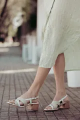 Sandalias de cuero color verde agua y blanco, con taco de madera de 6cm y hebilla dorada.