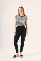 Pantalón babucha negro con cintura elastizada y cordón ajustable.